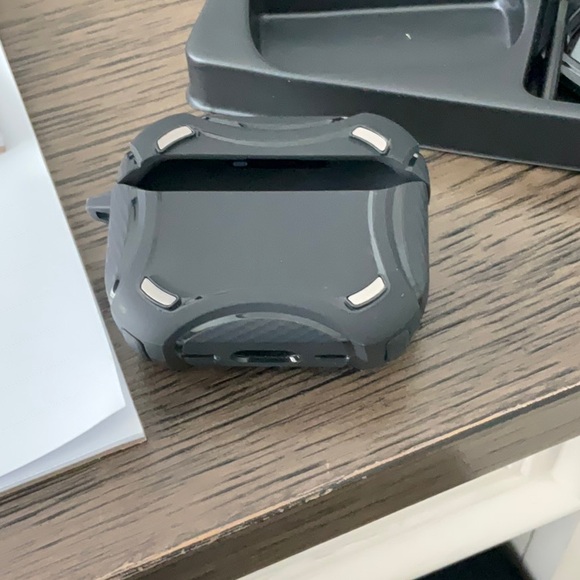 ESR Flicklock Magnetic Case for Air Pods Pro 3 MagSafe - Picture 4 of 5